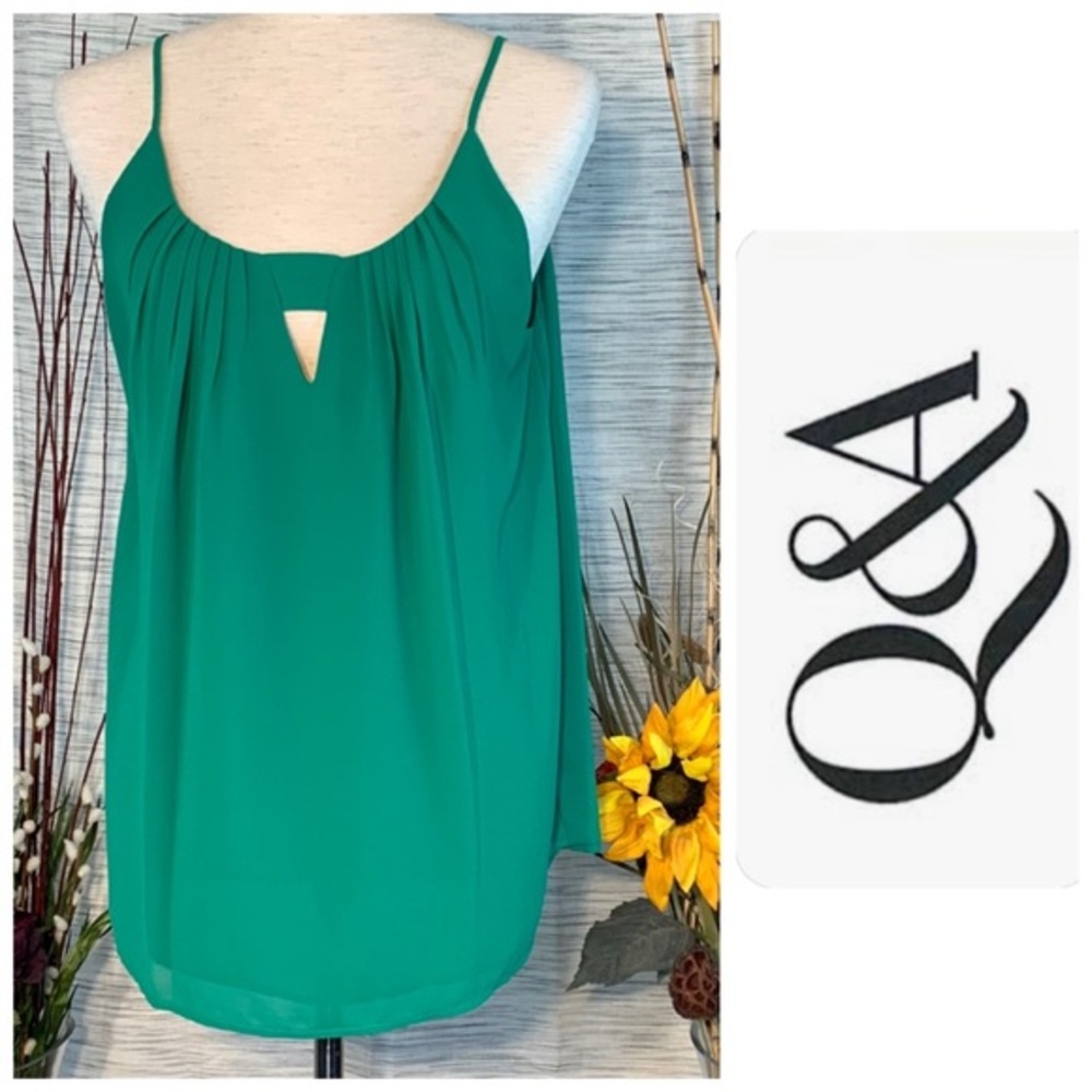 Q&A green sleeveless pullover blouse.